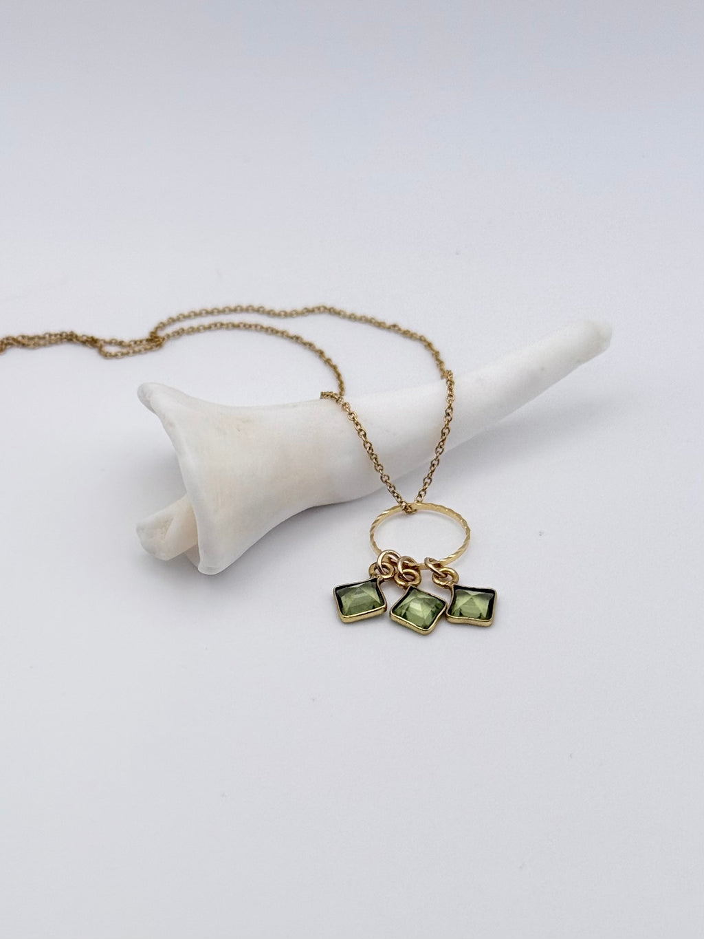 VERA - peridot drop