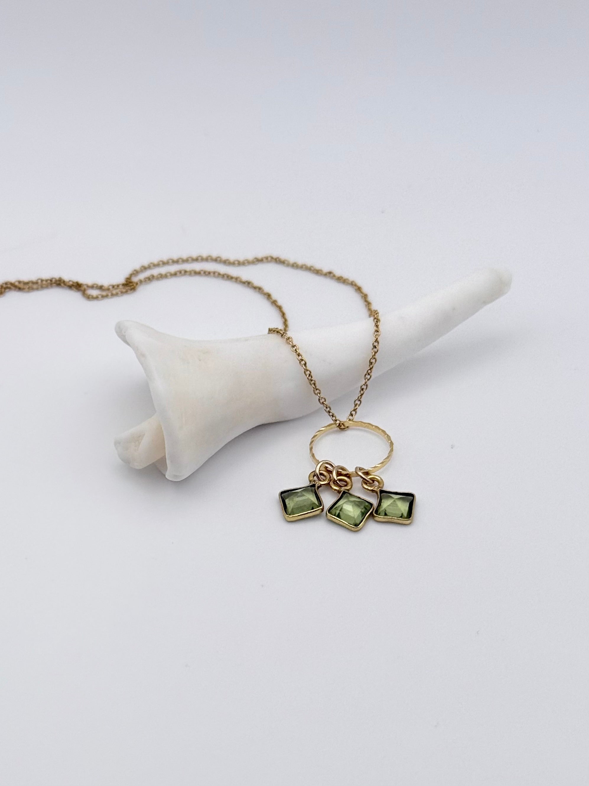 VERA - peridot drop